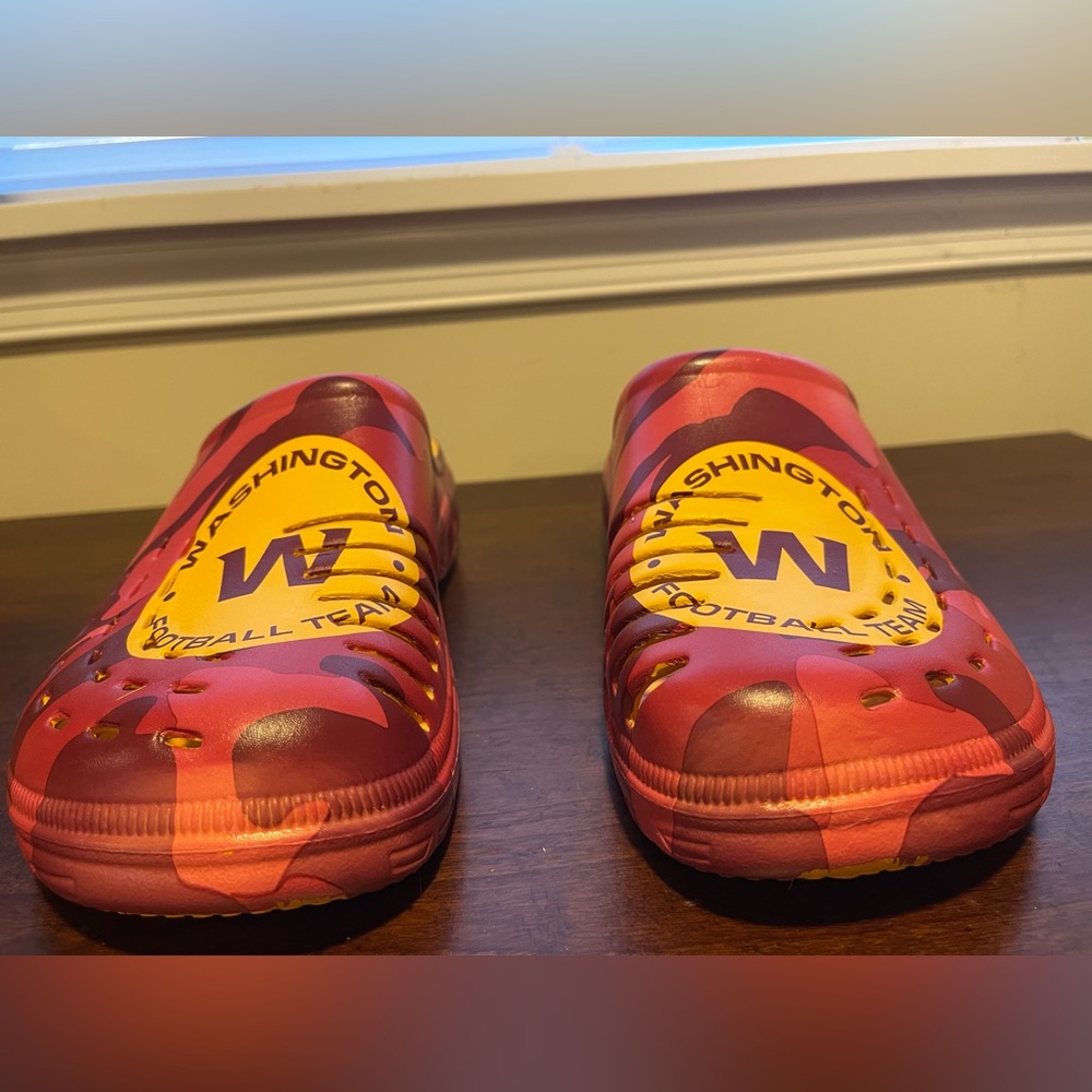 Men's Red Camouflage Slip-On Clogs with Washington Football team W' Logo